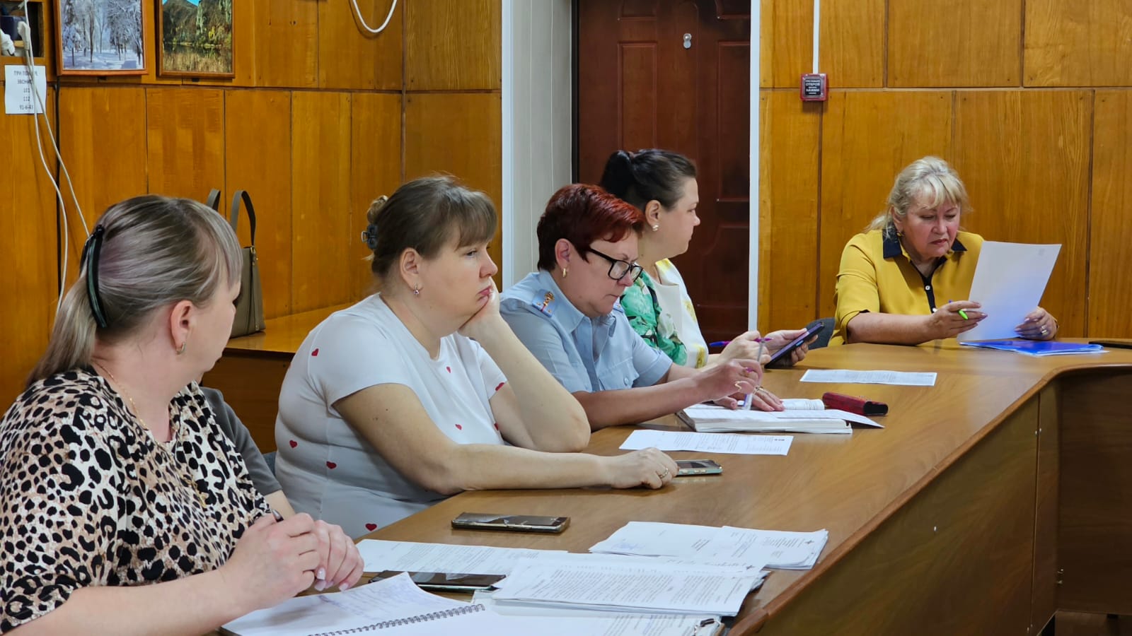 Комиссия по делам несовершеннолетних: защита детства в центре внимания.