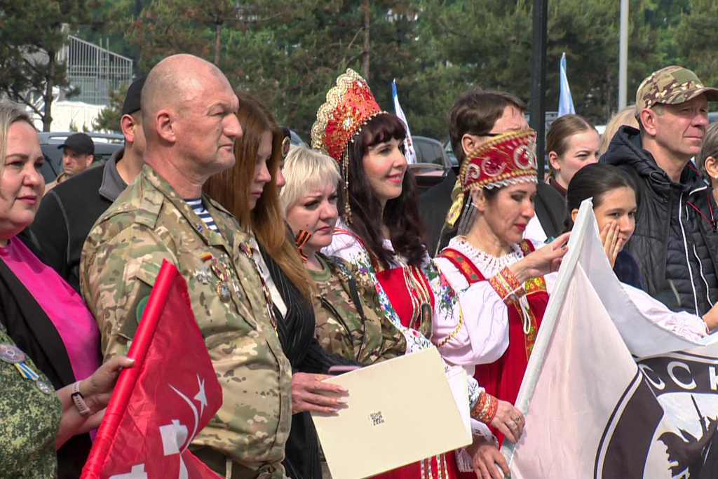 «Сила в единстве»: фуру с гуманитарной помощью доставят из Владивостока в Курск участники автопробега, сообщает www.primorsky.ru.