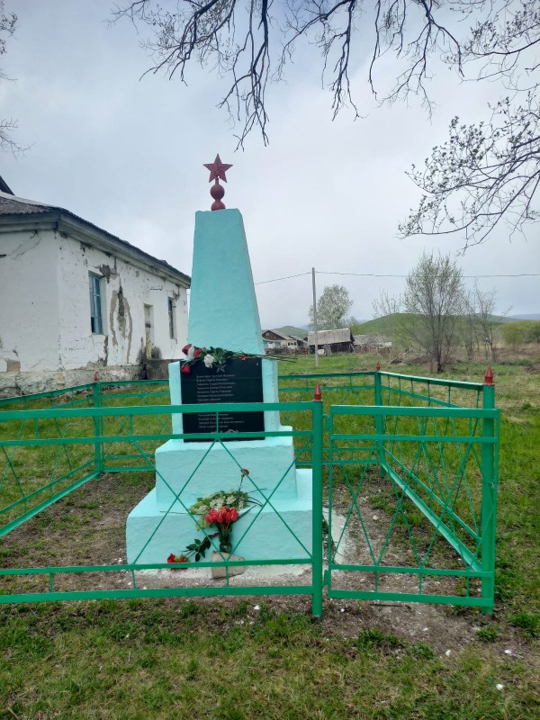 Обелиск воинам-односельчанам, павшим в сражениях  Великой Отечественной войны 1941-1945 гг..