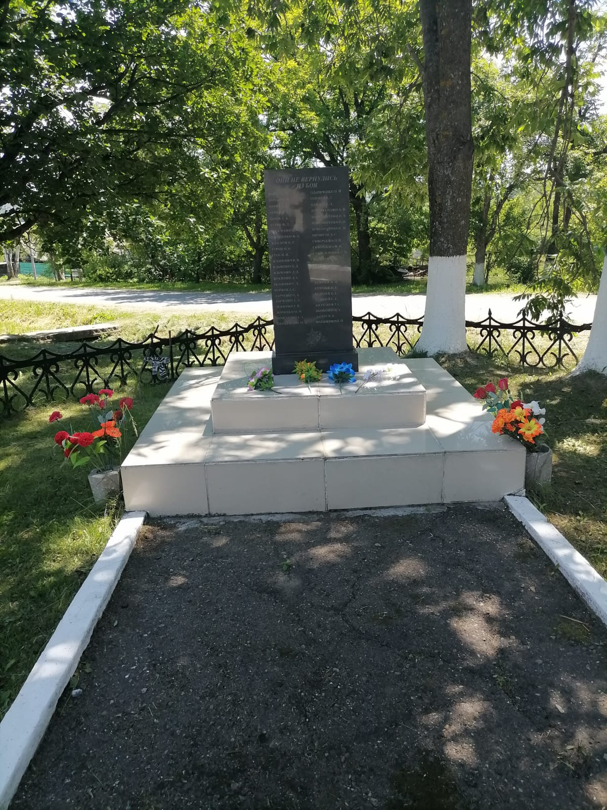 Памятник воинам-землякам, павшим в сражениях Великой Отечественной войны 1941-1945 гг..