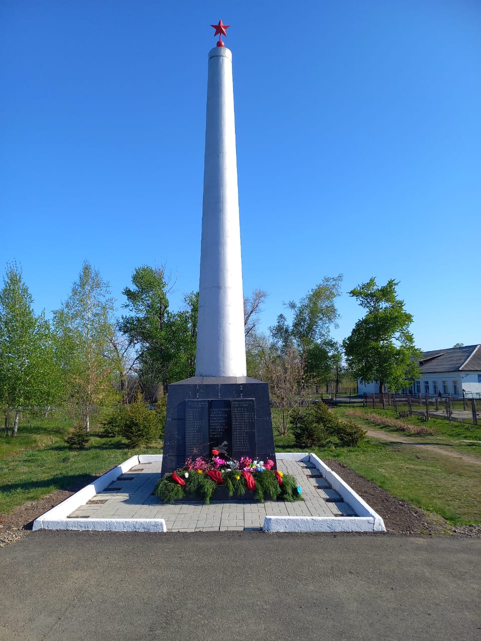 Обелиск воинам-землякам павшим в сражениях Великой Отечественной войны 1941-1945 гг..